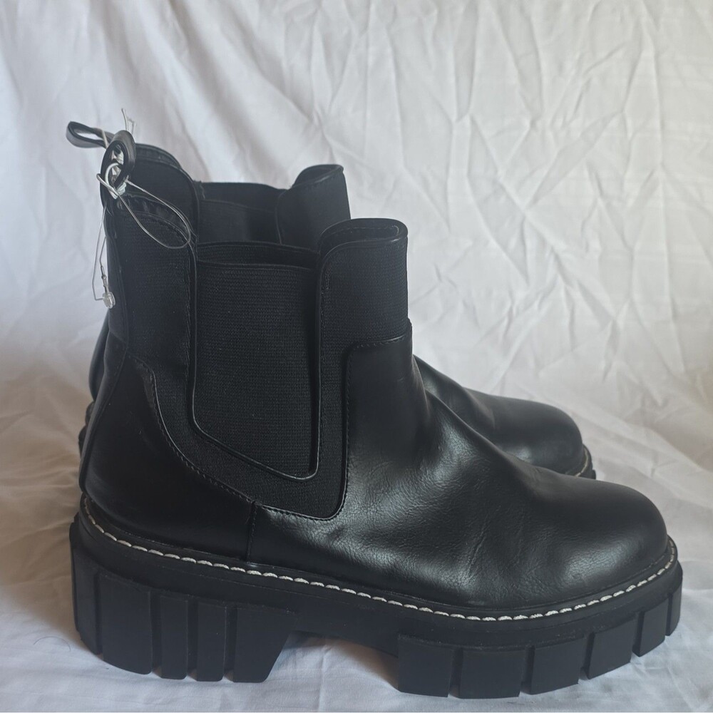 BCBG Black Leather Chelsea Ankle Boots Round Toe Slip On Lug Rubber Sole 8